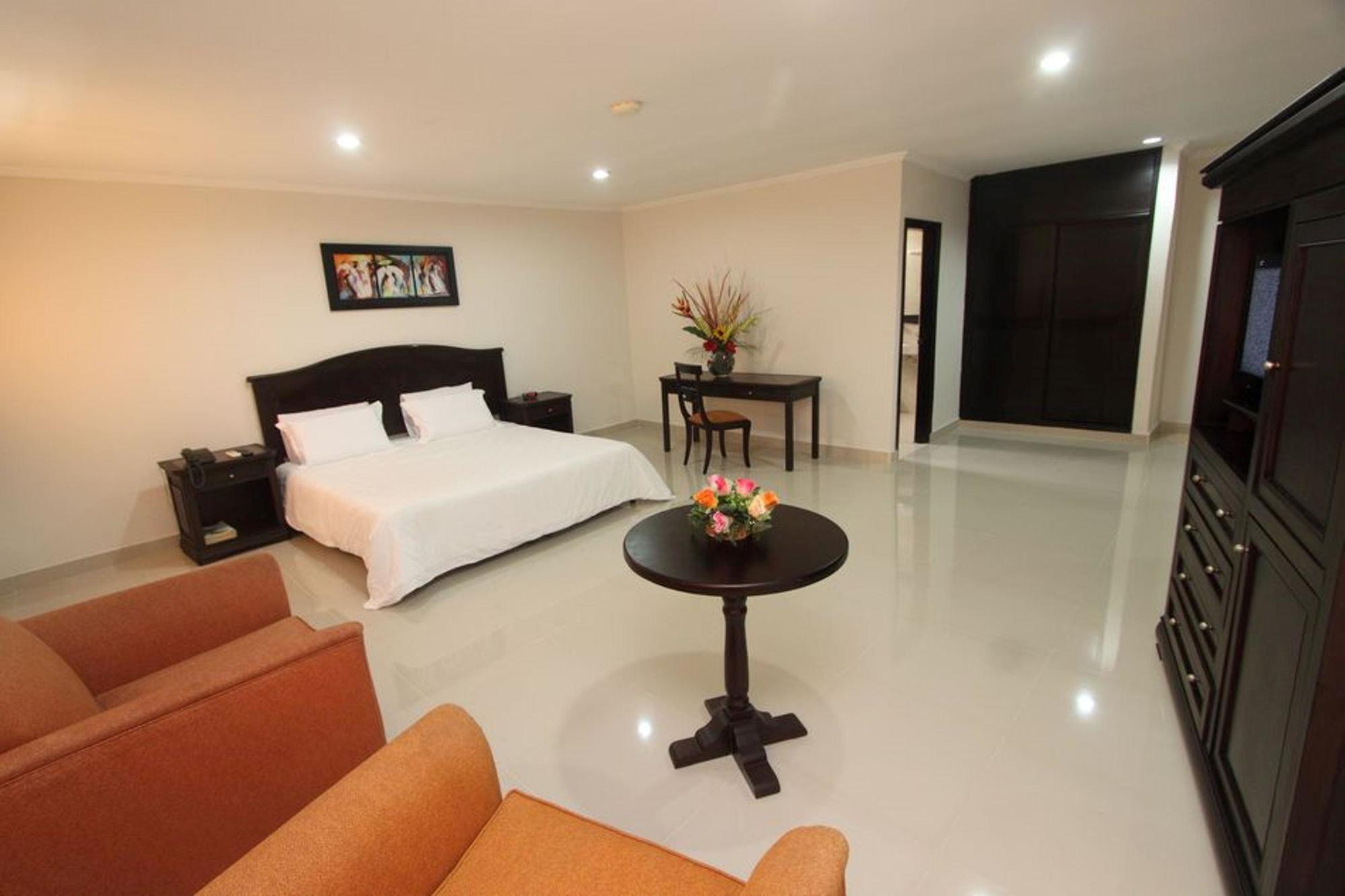 Hotel Puerta De Oro バランキージャ エクステリア 写真