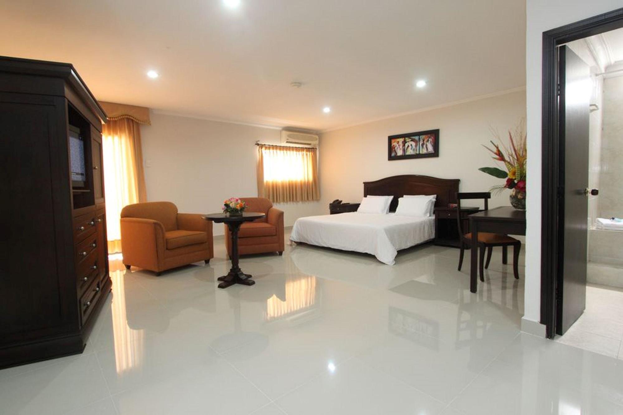 Hotel Puerta De Oro バランキージャ エクステリア 写真