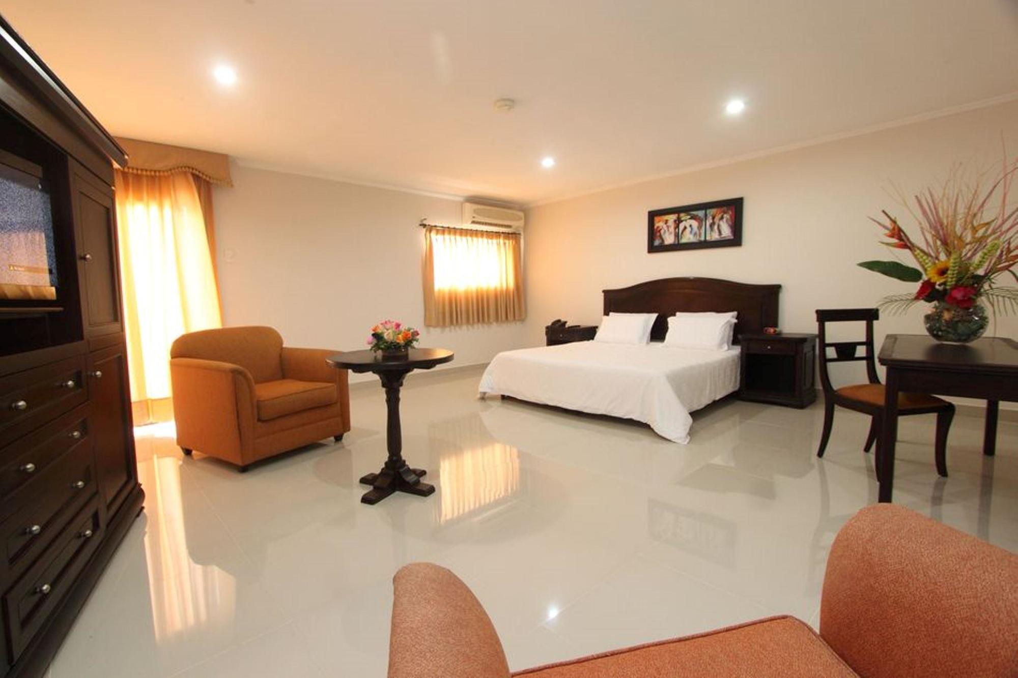 Hotel Puerta De Oro バランキージャ エクステリア 写真