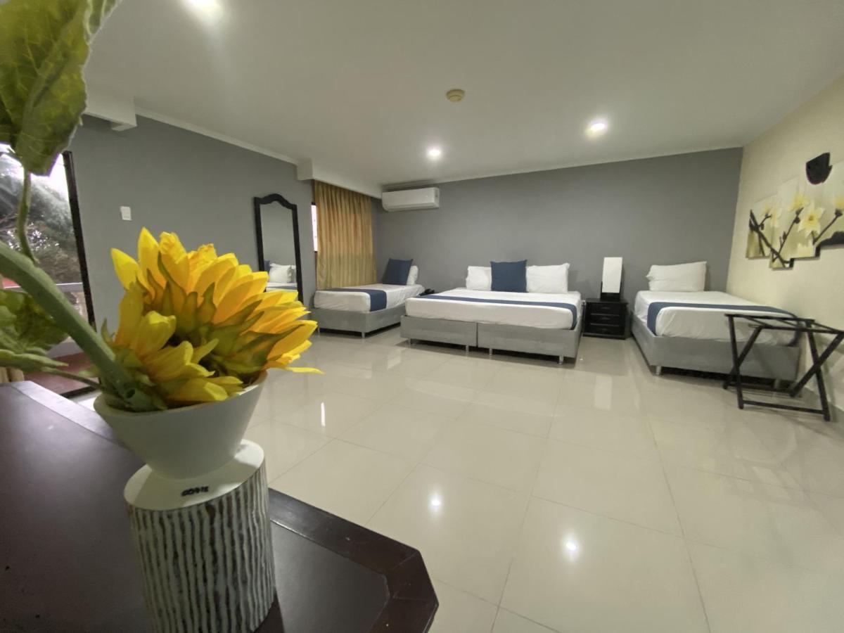 Hotel Puerta De Oro バランキージャ エクステリア 写真